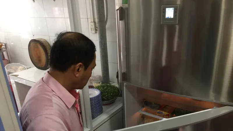 Chi cục Vệ sinh An toàn thực phẩm TP Đà Nẵng kiểm tra quán cơm gà B.B. Ảnh: NGUYÊN KHÔI