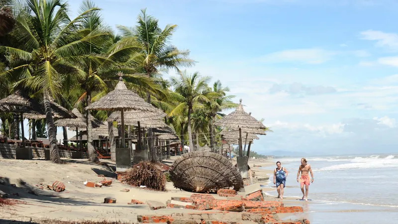 Bờ biển Cửa Đại (Hội An) bị xói lở do thiếu hụt bùn cát. Ảnh: NGUYÊN KHÔI