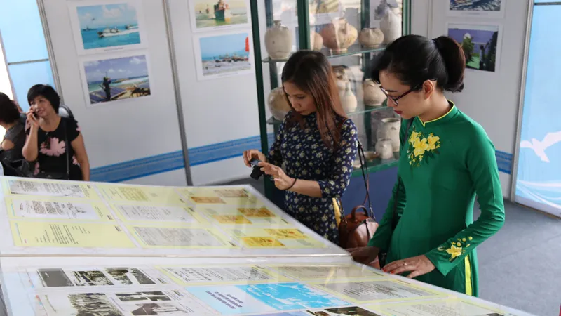 Du khách và người dân thưởng lãm Ảnh: NGUYÊN KHÔI