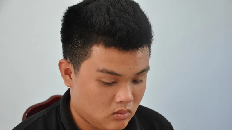 Đối tượng Lý Gia Huy tại cơ quan điều tra. Ảnh: ĐỨC LÂM