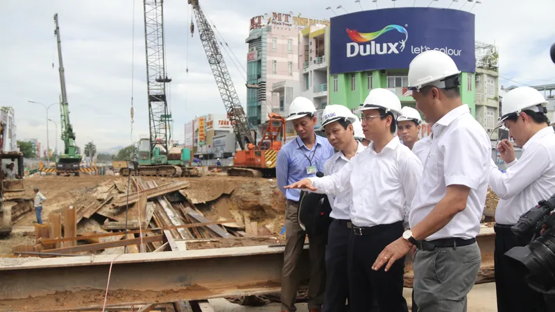 Bí thư Thành uỷ Nguyễn Xuân Anh đi kiểm tra hiện trường công trình thi công hầm chui Nguyễn Tri Phương - Điện Biên Phủ