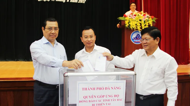 Lãnh đạo TP Đà Nẵng quyên góp ủng hộ đồng bào bị lũ quét ở các tỉnh miền núi phía Bắc 