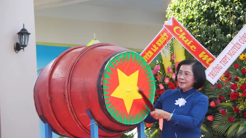Bà Nguyễn Thị Thu Hà, Giám đốc Trung tâm, nguyên Phó Bí thư Thành uỷ TPHCM đánh trống khai trường 