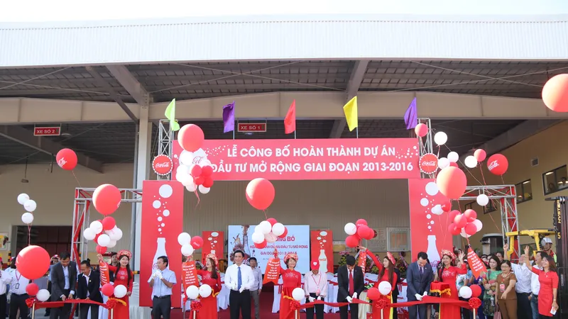 Lãnh đạo TP Đà Nẵng và lãnh đạo Coca-Cola cắt băng khánh thành gói đầu tư mở rộng 300 triệu USD tại Việt Nam giai đoạn 2013-2016.