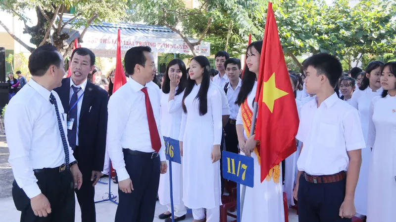 Bí thư Thành ủy TP Đà Nẵng Nguyễn Xuân Anh thăm hỏi, động viên học sinh Trường THPT Nguyễn Trãi trong buổi lễ khai giảng 