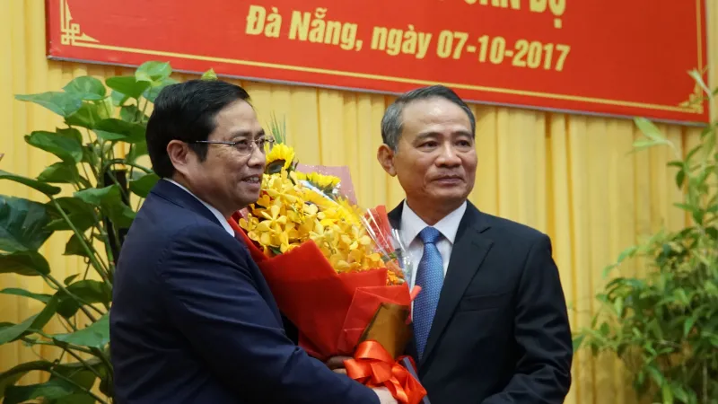 Đồng chí Phạm Minh Chính, Trưởng ban Tổ chức Trung ương, trao quyết định cho đồng chí Trương Quang Nghĩa (phải) sáng 7-10