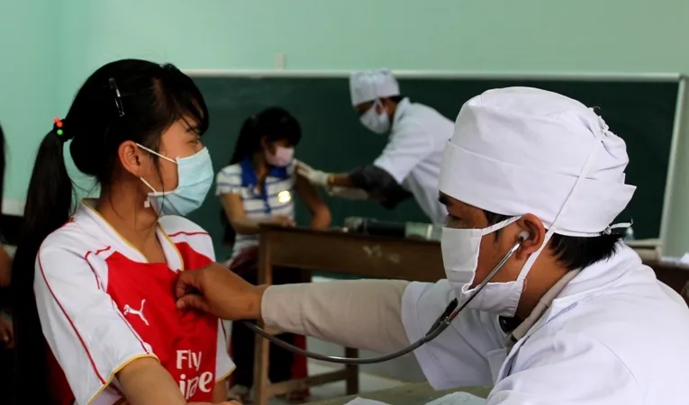 Tiêm ngừa vắc xin ngừa bạch hầu cho học sinh miền núi Quảng Nam 