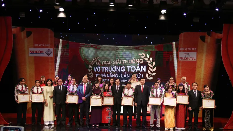 20 thầy cô giáo thuộc thành phố Đà Nẵng vinh dự được nhận giải thưởng Võ trường Toản lần thứ nhất tại Đà Nẵng, năm 2016