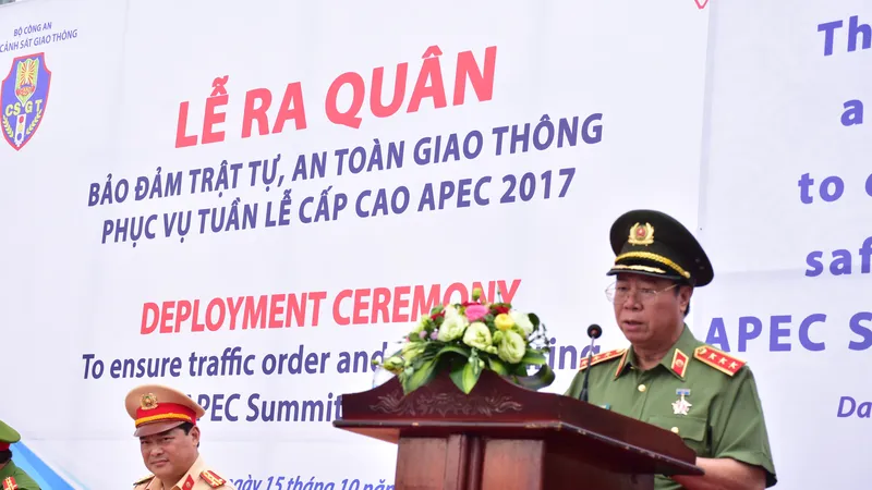 Thượng tướng Bùi Văn Nam, Ủy viên Trung ương Đảng, Thứ trưởng Bộ Công an, Trưởng Tiểu ban ANTT APEC 2017 phát biểu tại buổi ra quân 