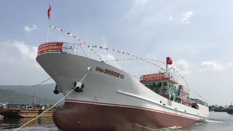 Hạ thủy tàu dịch vụ hậu về nghề cá Trường Sa MT.01 