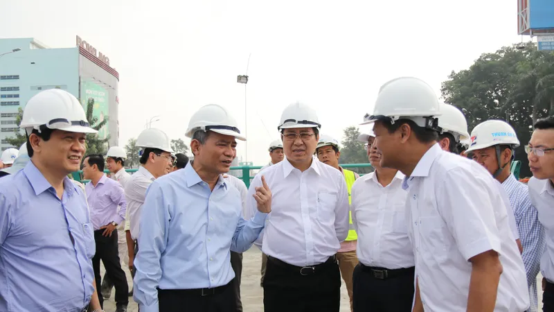 Bí thư Thành uỷ Trương Quang Nghĩa và Chủ tịch UBND TP Đà nẵng Huỳnh Đức Thơ kiểm tra công trình hầm chui Nguyễn Tri Phương - Điện Biên Phủ 