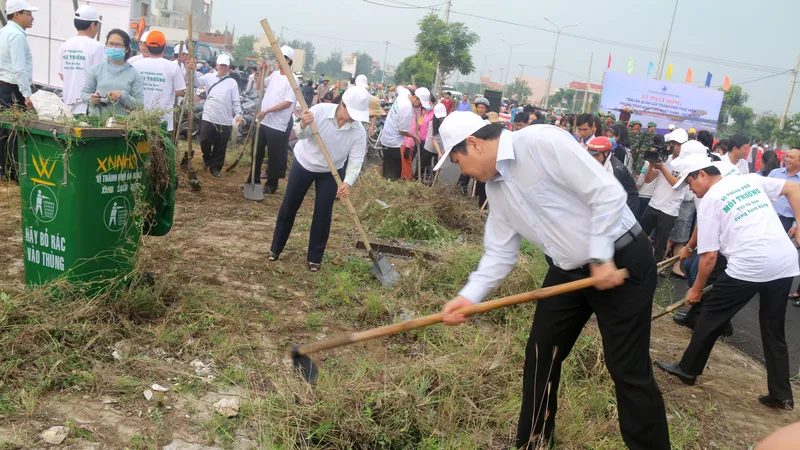 Ông Huỳnh Đức Thơ, Chủ tịch UBND TP Đà Nẵng cũng cầm cuốc xuống đường dọn dẹp hậu quả sau mưa bão 