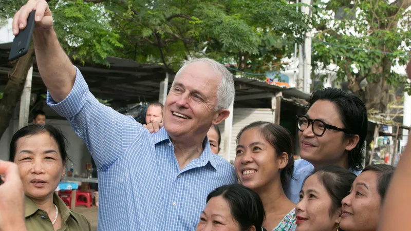 Thủ tướng Úc ra vỉa hè Đà Nẵng mua bánh mì ăn sáng và selfie cùng người dân 