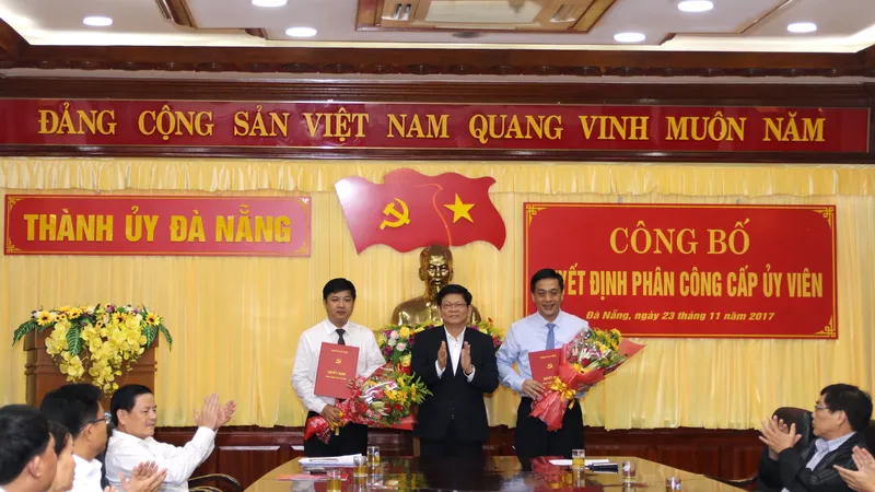 Phó Bí thư Thành uỷ Võ Công Trí trao quyết định và tặng hoa cho ông Lương Nguyễn Minh Triết và Đào Tấn Bằng 