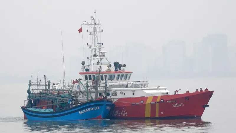 Tàu SAR 411 đưa tàu cá BĐ 96691 TS về đến đất liền Đà Nẵng an toàn 