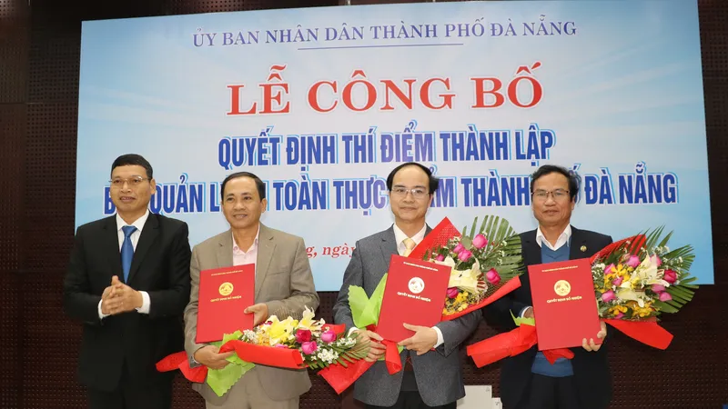 Ông Hồ Kỳ Minh, Phó Chủ tịch UBND TP Đà Nẵng trao quyết định bổ nhiệm nhân sự cho Ban quản lý An toàn thực phẩm thành phố Đà Nẵng 