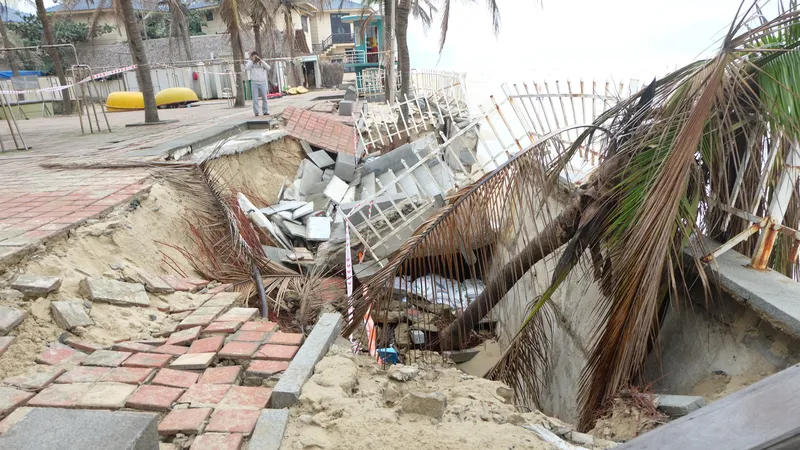Biển Mỹ Khê bị xâm thực, lãnh đạo Đà Nẵng đi kiểm tra “khẩn” 