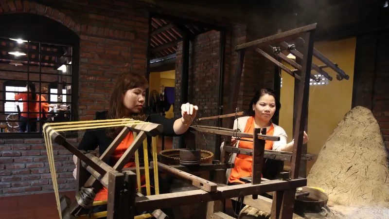 Tìm giải pháp “cứu” nghề ươm tơ, dệt lụa truyền thống Quảng Nam 