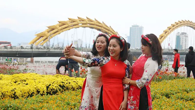 Điểm nhấn của đường hoa Đà Nẵng là linh vật năm Tuất 