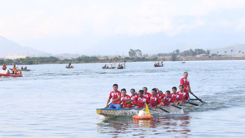 Đua thuyền trên sông Cu Đê 