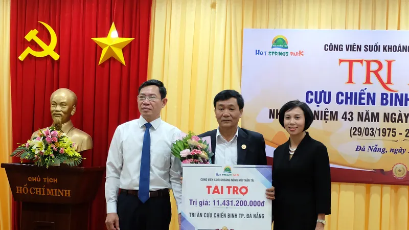 Đại diện Công ty CP DHC Suối Đôi trao bảng tài trợ cho Hội Cựu chiến binh TP Đà Nẵng 