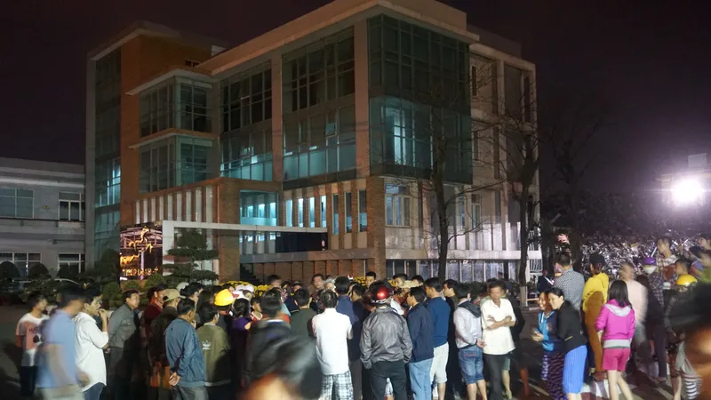Hàng trăm người dân tập trung phản đối Nhà máy thép Dana Ý vào tối 26-2-2018