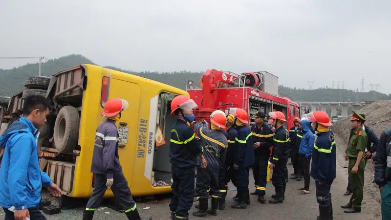 Hôm 12-2, xe khách chở công nhân về quê bị lật khiến 2 người chết, 15 người bị thương 
