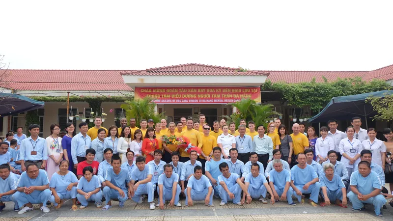 Các thuỷ thủ tàu USS Carl Vinson chụp ảnh lưu niệm với cán bộ và bệnh nhân Trung tâm nuôi dưỡng người tâm thần tại Đà Nẵng 