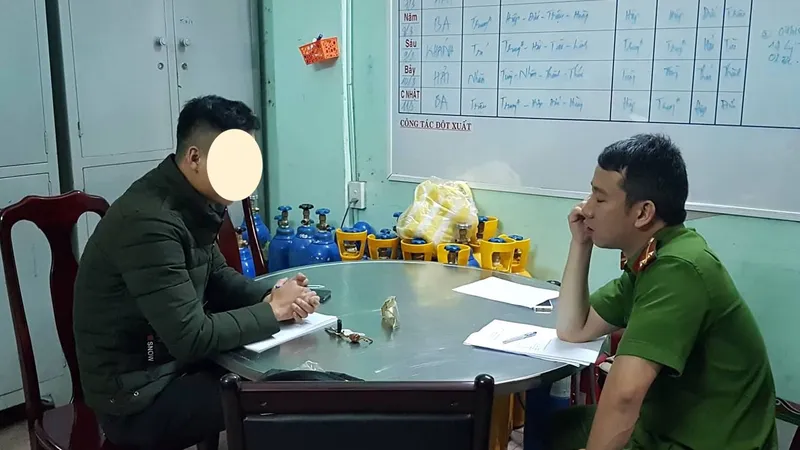 Anh Hứa Vĩnh Nhân, phóng viên Báo Giao Thông trình báo vụ việc với Công an phường Thạch Thang, TP Đà Nẵng