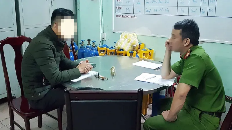 Phóng viên Hứa Vĩnh Nhân trình báo sự việc với CCoong an phường Thạch Thang 