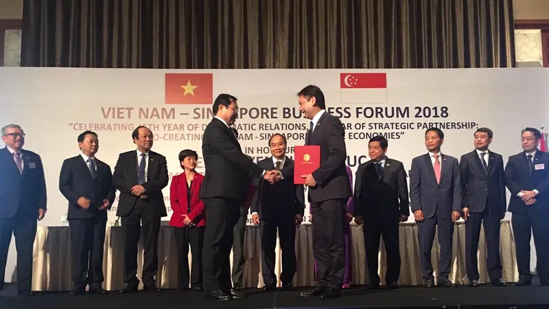 Chủ tịch UBND TP Đà Nẵng Huỳnh Đức Thơ và và ông Douglas Foo, Chủ tịch Liên đoàn sản xuất Singapore (SMF) kiêm Chủ tịch Hội đồng quản trị Công ty Sakae Corporate Advisory ký kết hợp tác 