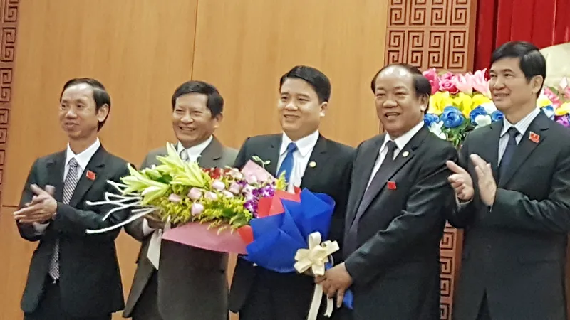 Ông Trần Văn Tân (thứ 3 từ trái sang) được bầu làm Phó Chủ tịch UBND tỉnh Quảng Nam 