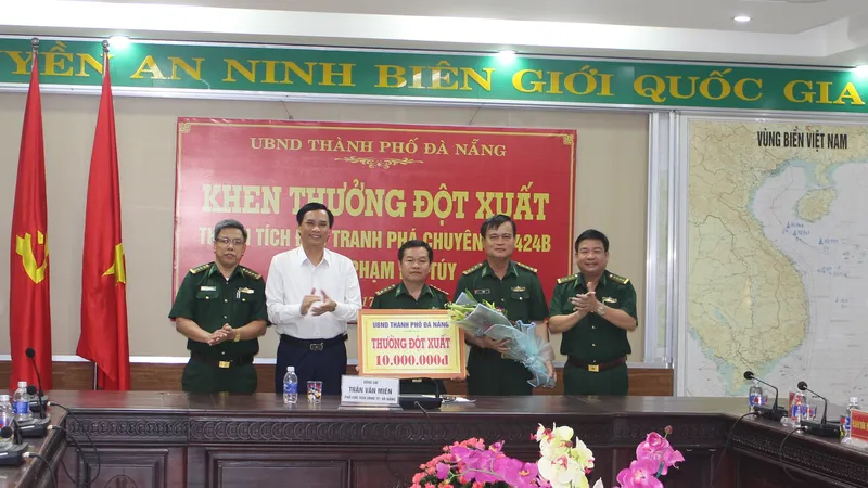 Ông Trần Văn Miên, Phó Chủ tịch UBND TP Đà Nẵng thưởng nóng cho Bộ đội Biên phòng TP Đà Nẵng vì đã phá vụ án ma tuý 