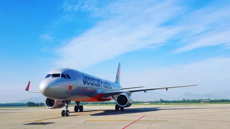 Máy bay của hãng Jetstar Pacific phải quay đầu trở lại nhà ga sân bay quốc tế Đà Nẵng để cấp cứu cho hành khách doạ sảy thai 