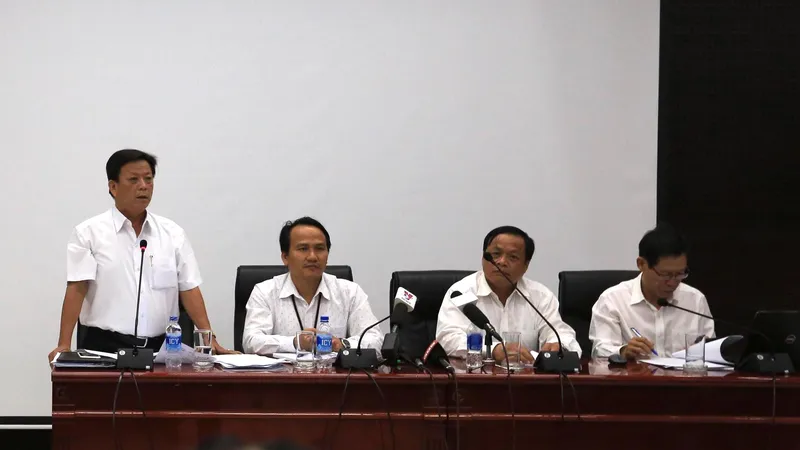 Ông Nguyễn Thanh Xuân (đứng), Phó Chủ tịch UBND quận Thanh Khê phát biểu tại buổi họp báo