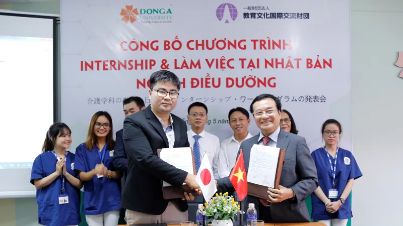 Ông Kazuya Katou – Viện trưởng Học viện giáo dục Nanakamado và ông Lương Minh Sâm – Phó Hiệu trưởng Đại học Đông Á ký kết hợp tác chương trình internship và làm việc tại Nhật cho sinh viên Điều dưỡng