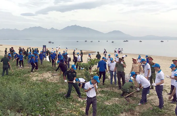 Các đại biểu tham gia lượm rác trên bãi biển đường Nguyễn Tất Thành, Đà Nẵng 