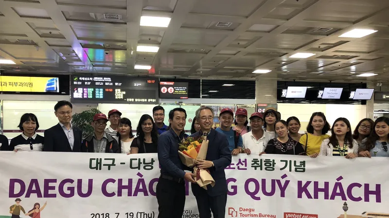 Ông Han Man Soo - Cục trưởng Cục du lịch - Văn hóa - Thể thao Deagu tặng hoa đón đoàn khách đầu tiên từ Đà Nẵng sang Deagu