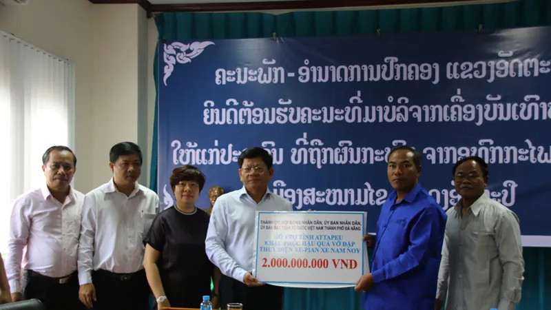 Phó Bí thư Thường trực Thành ủy Đà Nẵng Võ Công Trí trao 2 tỷ đồng tiền hỗ trợ cho tỉnh Attapeu (Lào)