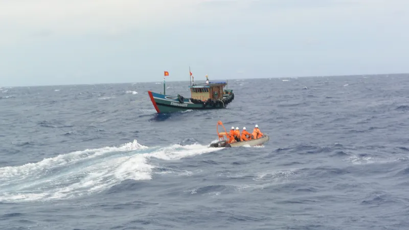Tàu câu mực khơi cùng 52 ngư dân đang gặp nạn trên biển