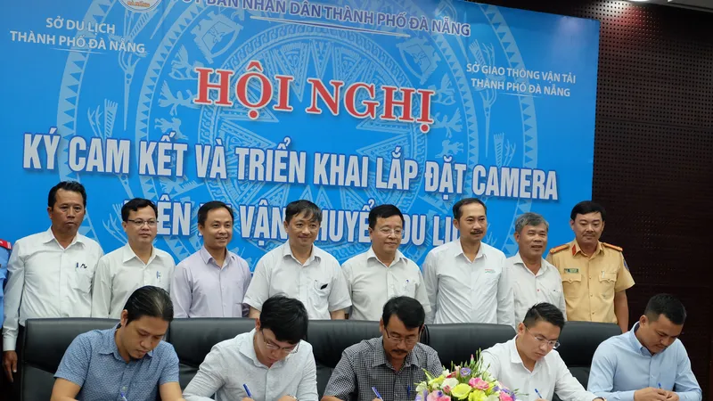 Hội nghị ký cam kết và triển khai lắp đặt camera trên xe ô tô vận chuyển du lịch