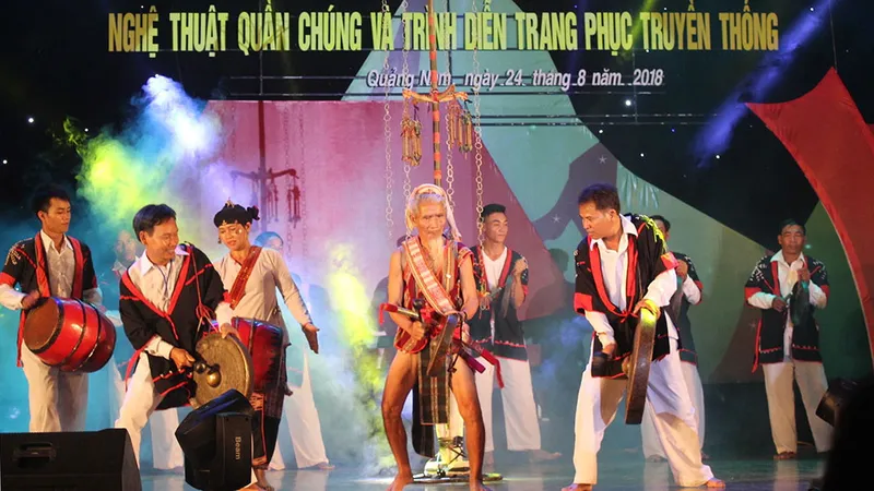 Liên hoan nghệ thuật quần chúng và trình diễn trang phục truyền thống