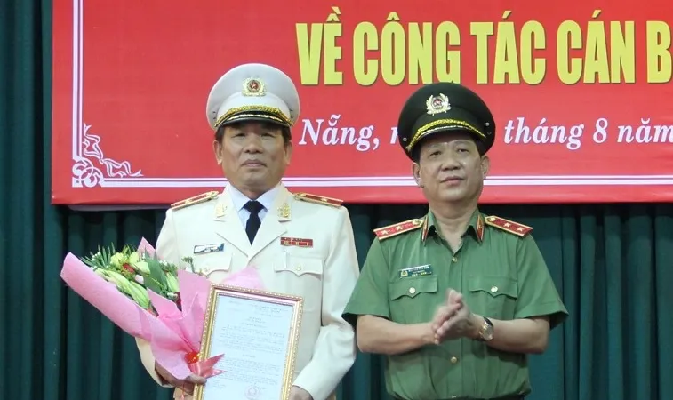 Trung tướng Nguyễn Văn Sơn (bìa phải), Thứ trưởng Bộ Công an trao Quyết định bổ nhiệm của Bộ Công an cho Thiếu tướng Vũ Xuân Viên
