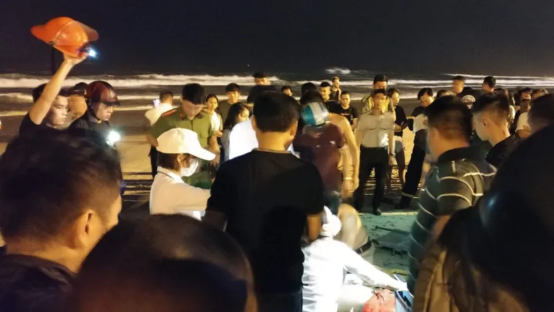 Lực ượng cứu hộ đang sơ cứu các nạn nhân 