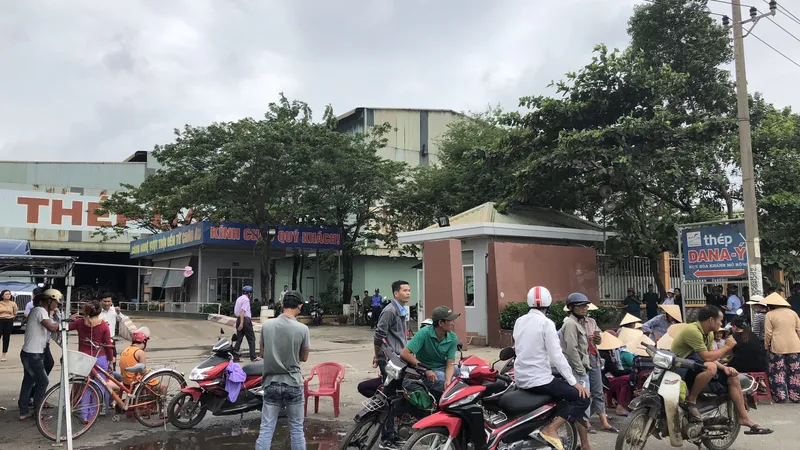 Người dân Hòa Liên lại vây nhà máy thép Dana Ý 