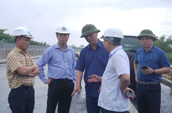 Thứ trưởng Bộ GTVT Lê Đình Thọ kiểm tra đột xuất đường cao tốc Đà Nẵng - Quảng Ngãi