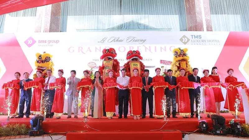 Chủ tịch UBND TP Đà Nẵng Huỳnh Đức Thơ (giữa) cùng lãnh đạo Tập đoàn TMS và các đại biểu cắt băng khánh thành khách sạn TMS Luxury Hotel Da Nang Beach