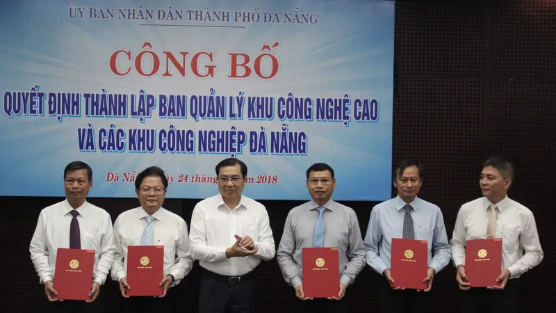 Ông Huỳnh Đức Thơ, Chủ tịch UBND TP Đà Nẵng trao quyết định bổ nhiệm ban lãnh đạo của BQL 