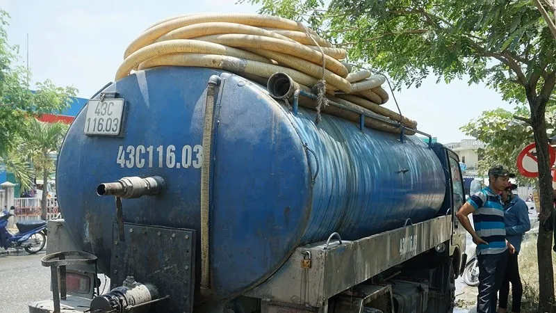 Cảnh sát Môi trường TP Đà Nẵng bắt quả tang xe tải xả dầu nhớt ra môi trường