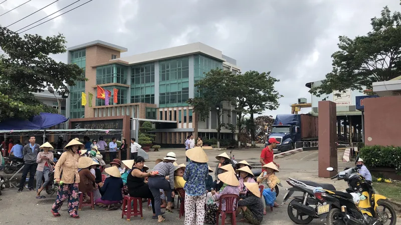 Người dân dựng lều trước Công ty CP Thép Dana - Ý để phản đối hai nhà máy này